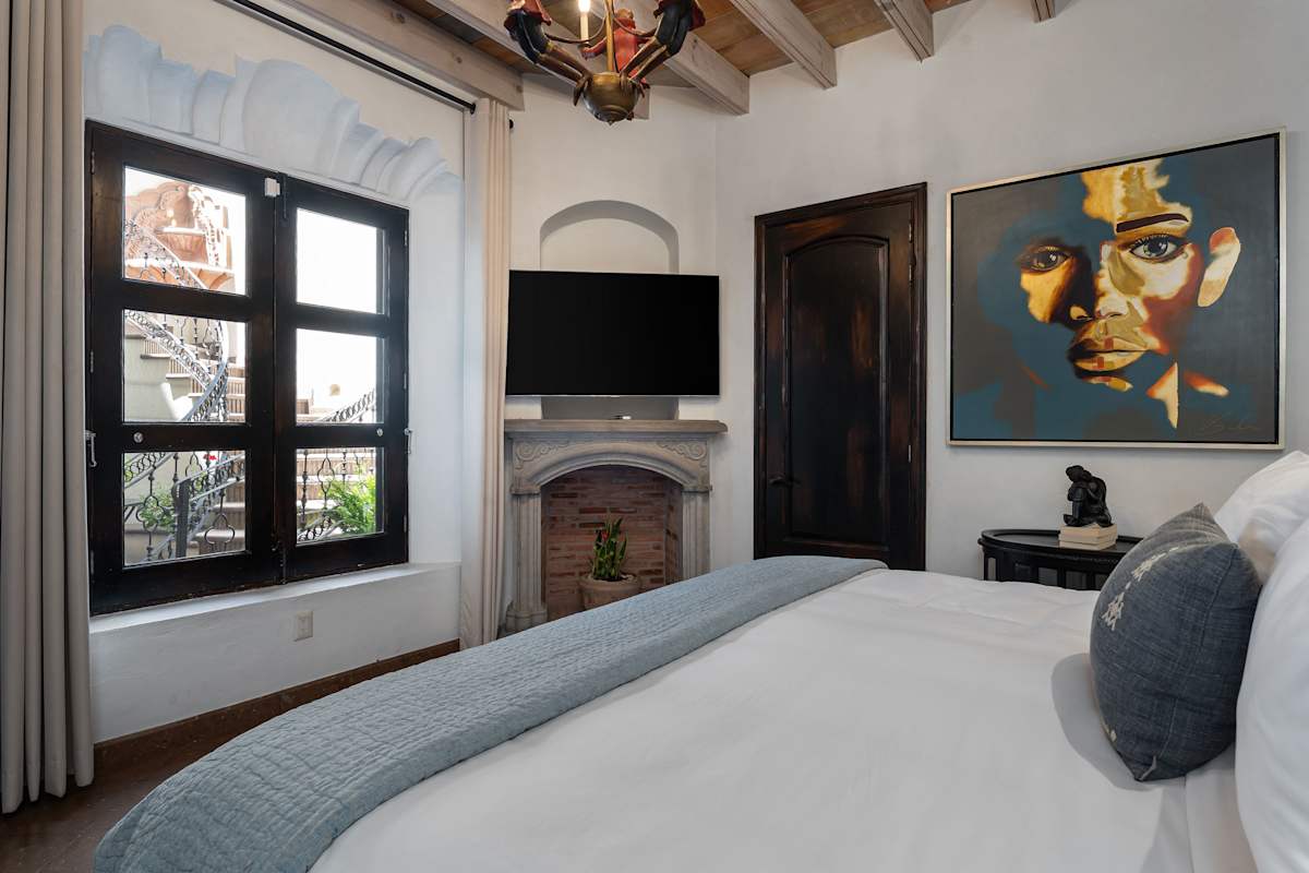 Casa Elegante, 3BR Modern Retreat in Centro 11