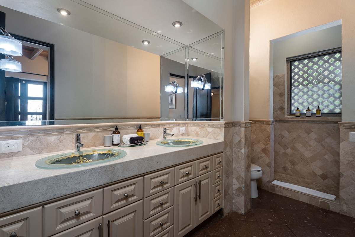 Casa Elegante, 3BR Modern Retreat in Centro 16