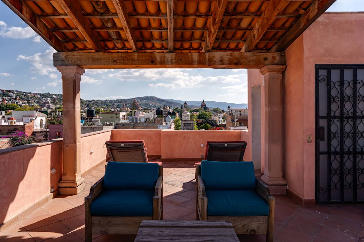 3BR Guadalupe Home with Rooftop & Elevator, Flat Walk to Centro 24