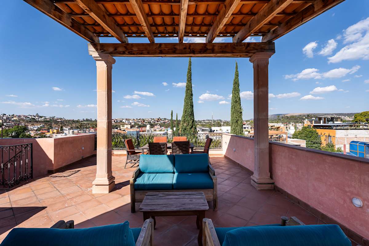 3BR Guadalupe Home with Rooftop & Elevator, Flat Walk to Centro 23