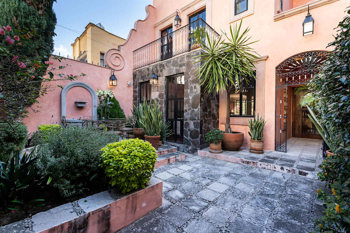 3BR Guadalupe Home with Rooftop & Elevator, Flat Walk to Centro 1