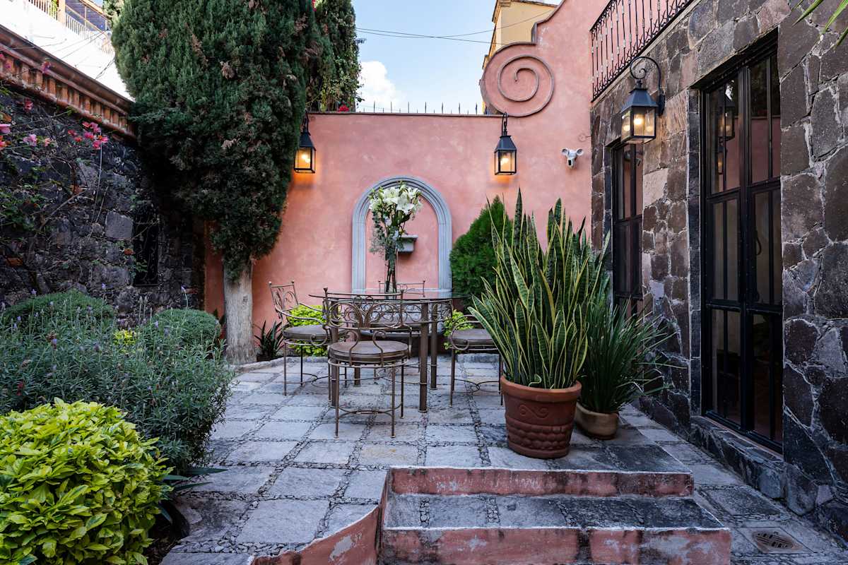 3BR Guadalupe Home with Rooftop & Elevator, Flat Walk to Centro 27