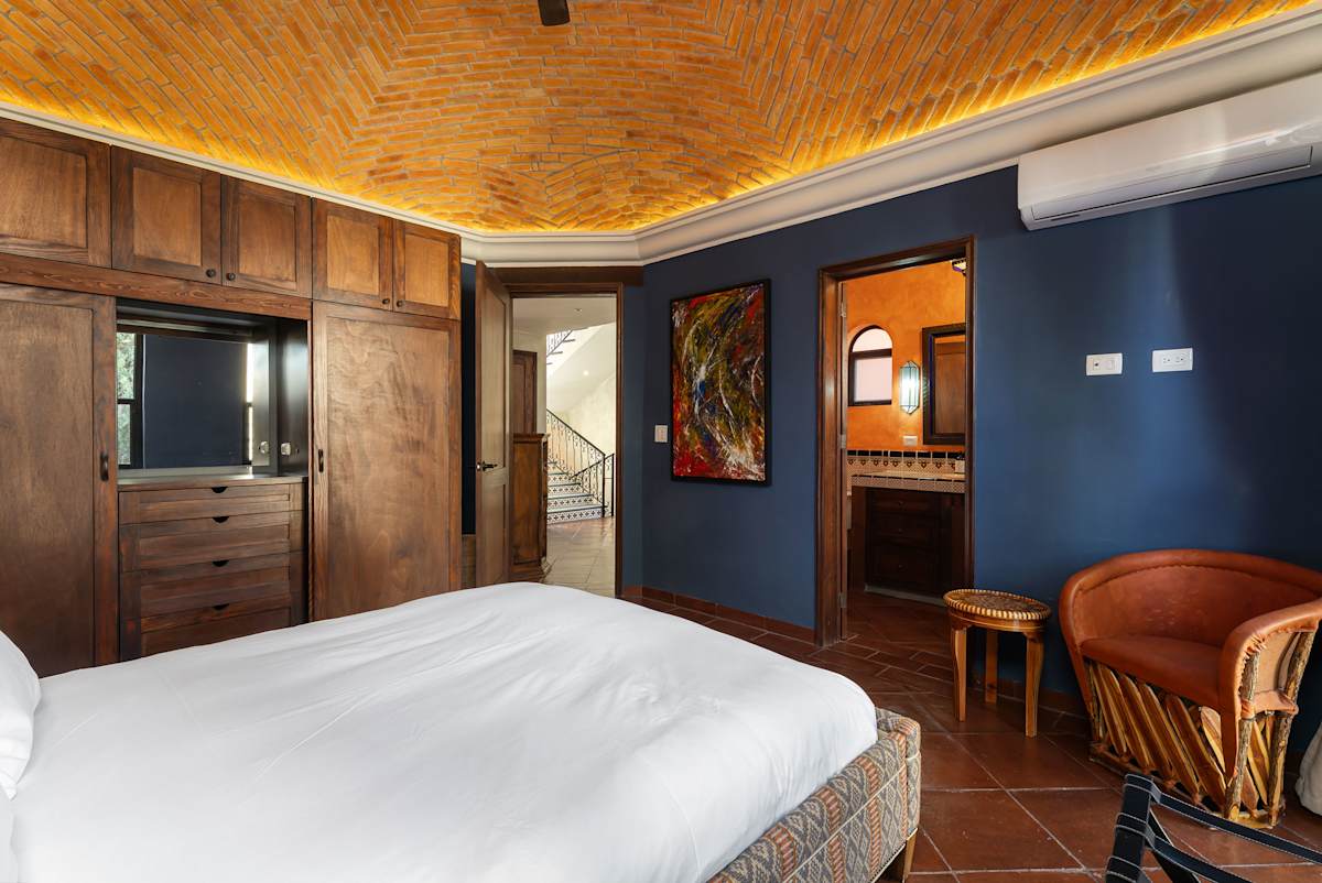 3BR Guadalupe Home with Rooftop & Elevator, Flat Walk to Centro 11
