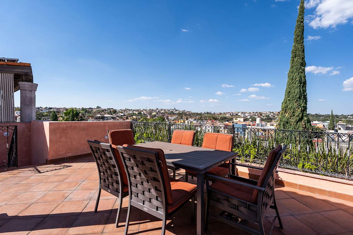3BR Guadalupe Home with Rooftop & Elevator, Flat Walk to Centro 26