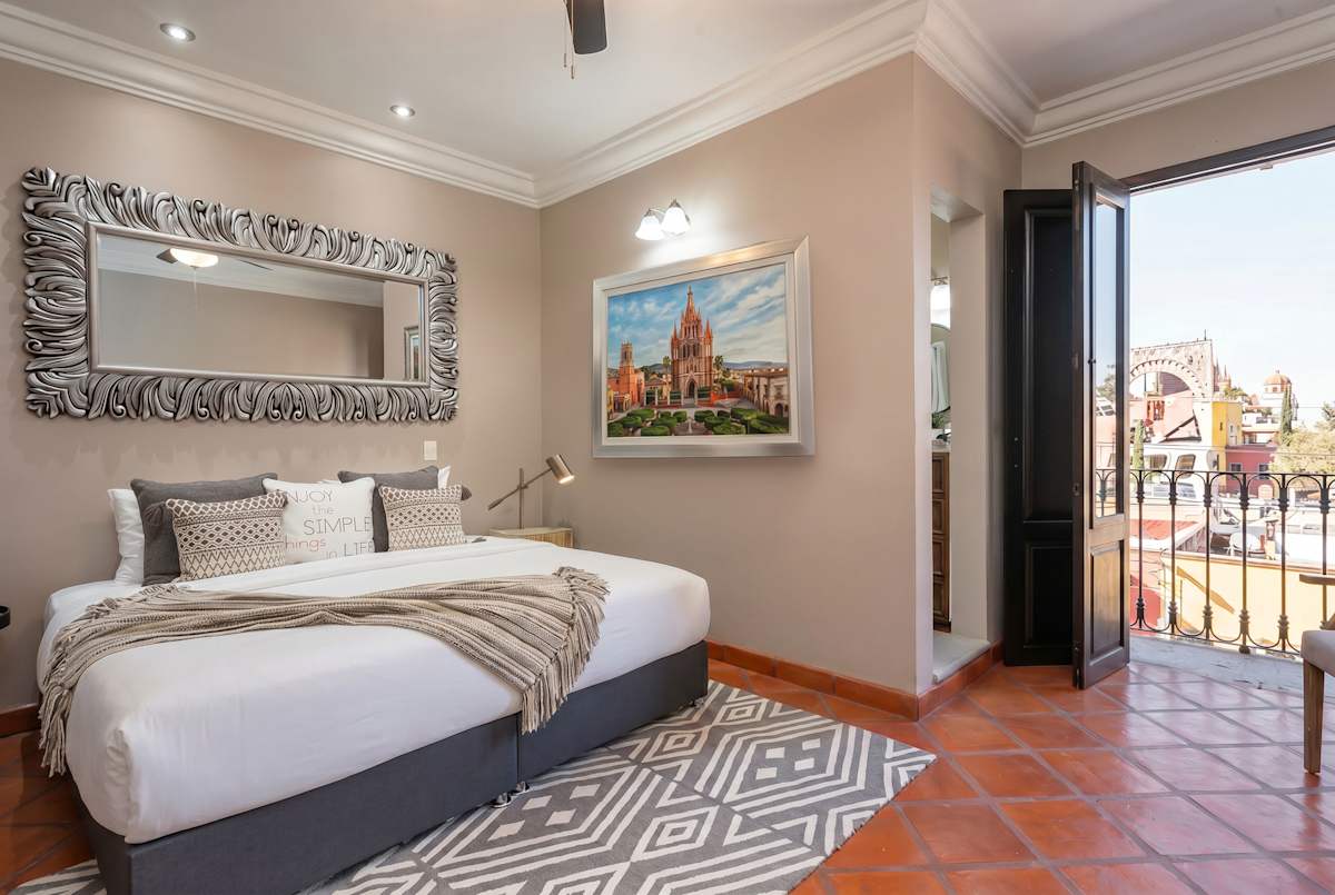 Casa Mimosa, 3BR Retreat with Rooftop & City Views 16