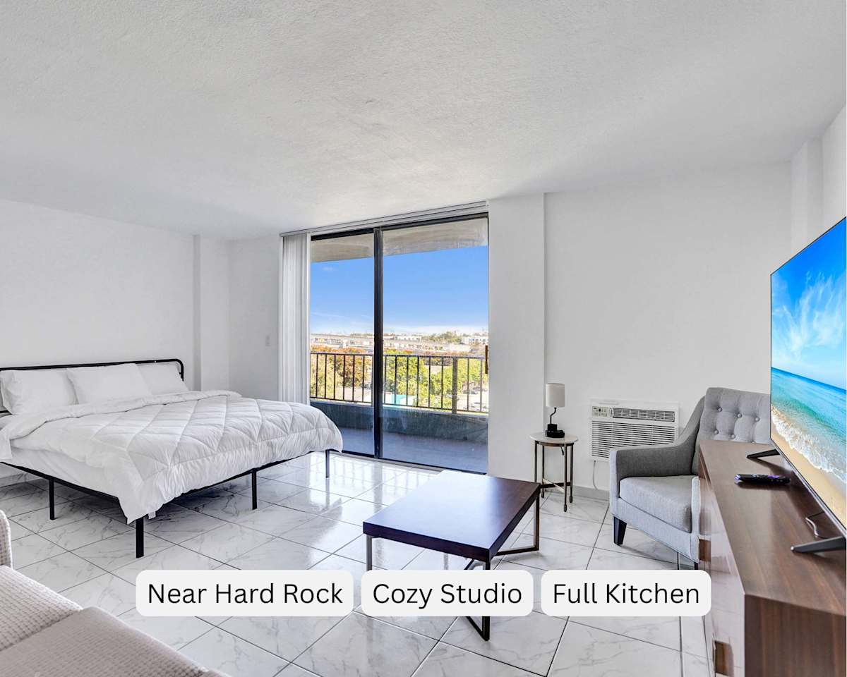 Cozy Park Towers Studio King Bed & Tub | Hard Rock