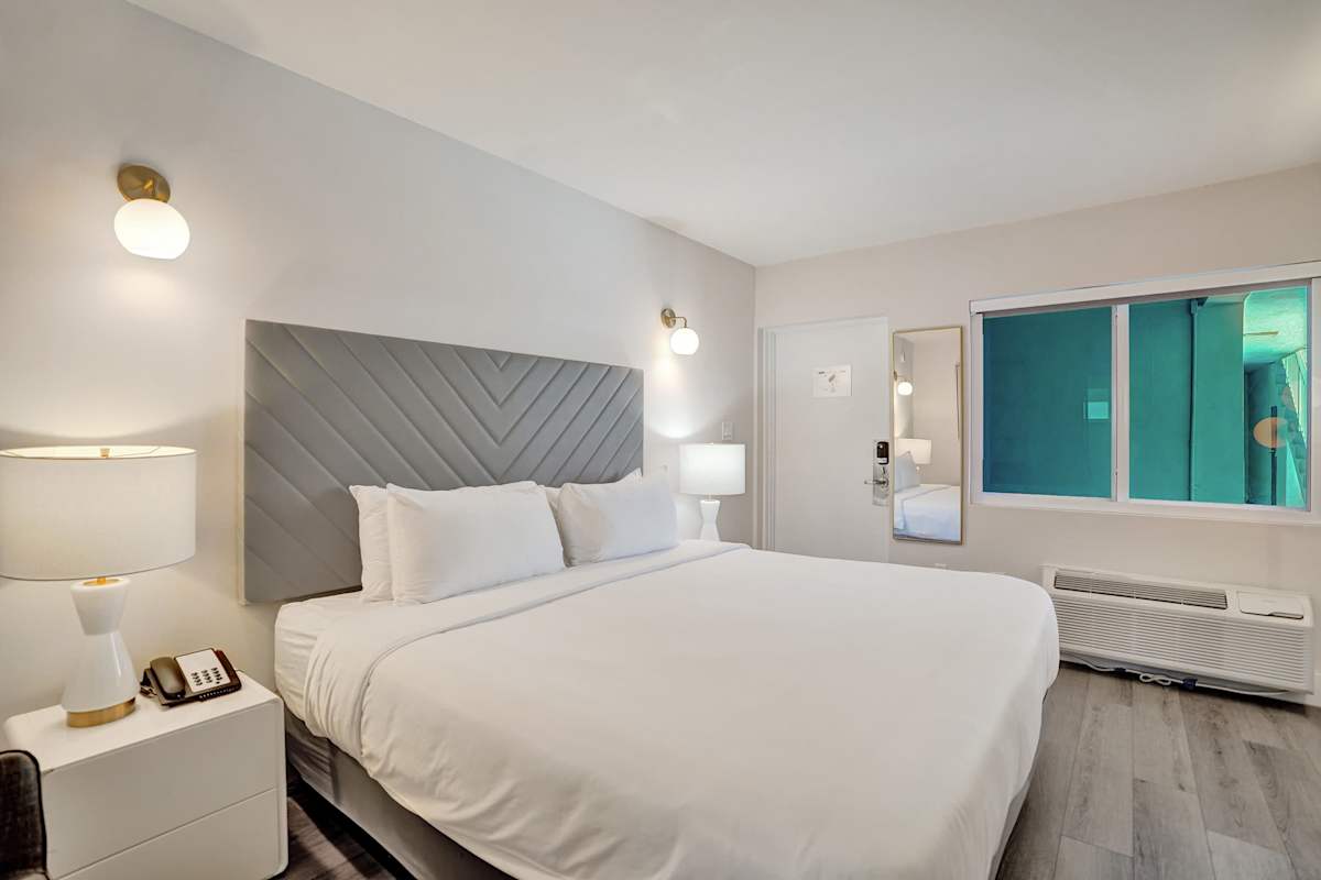 Ocean Blvd King Suite Hideaway at Botanica