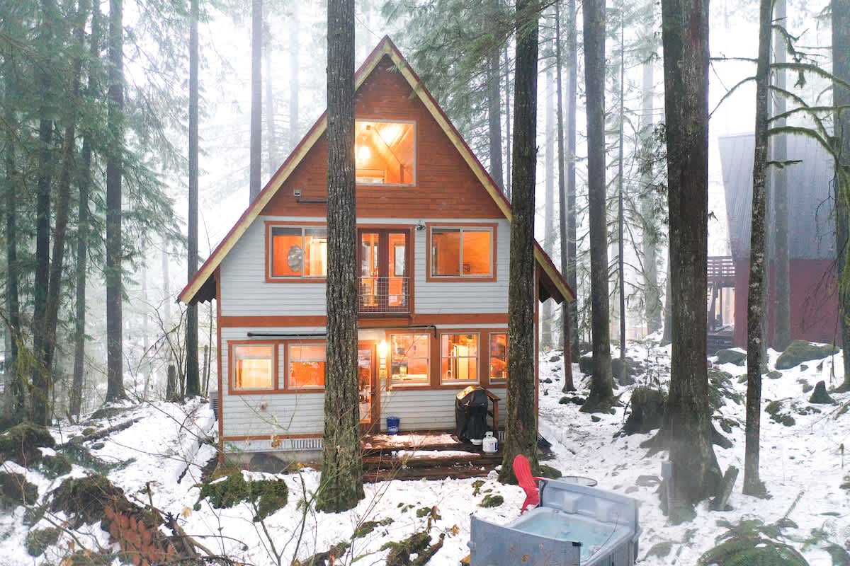 Treetop Hideaway Romantic Mt. Baker Cabin with Private Hot Tub and King Loft, photo 1 of 71