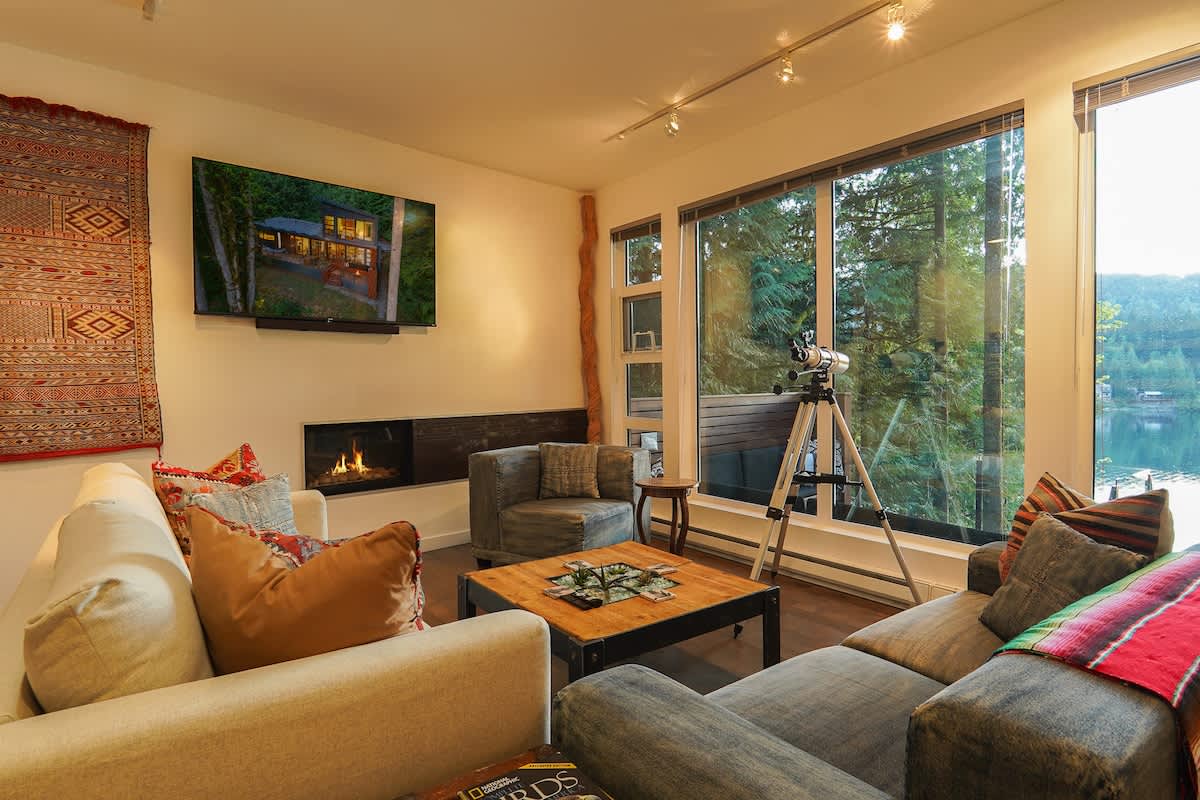 Silvermere Luxury Lakefront Retreat with Private Hot Tub and Dock, photo 1 of 59
