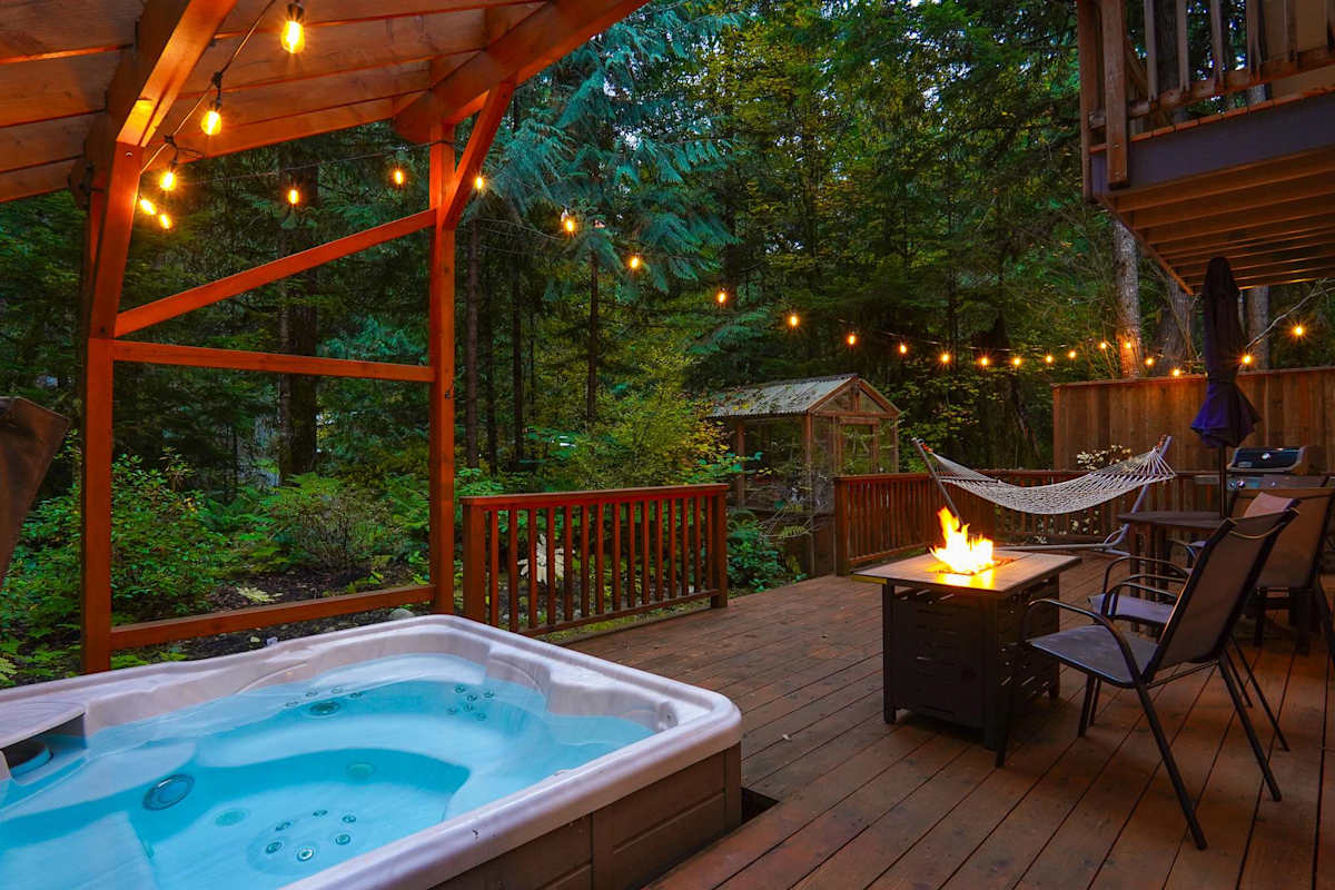 Bel Chalet Mt Baker Forest Retreat with Covered Hot Tub and Fireplace, photo 1 of 38