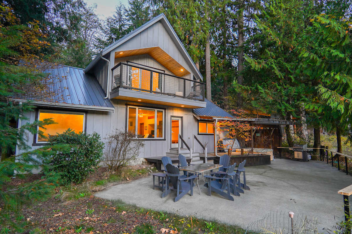 RiverView Chalet |Creekfront Hot Tub & EV Charger, photo 1 of 56