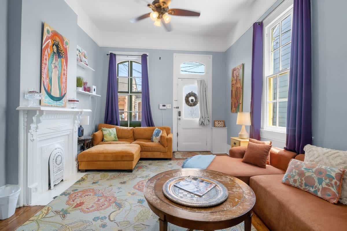 Historic Ursulines Gem near FQ | Historic Getaways — Living Room
