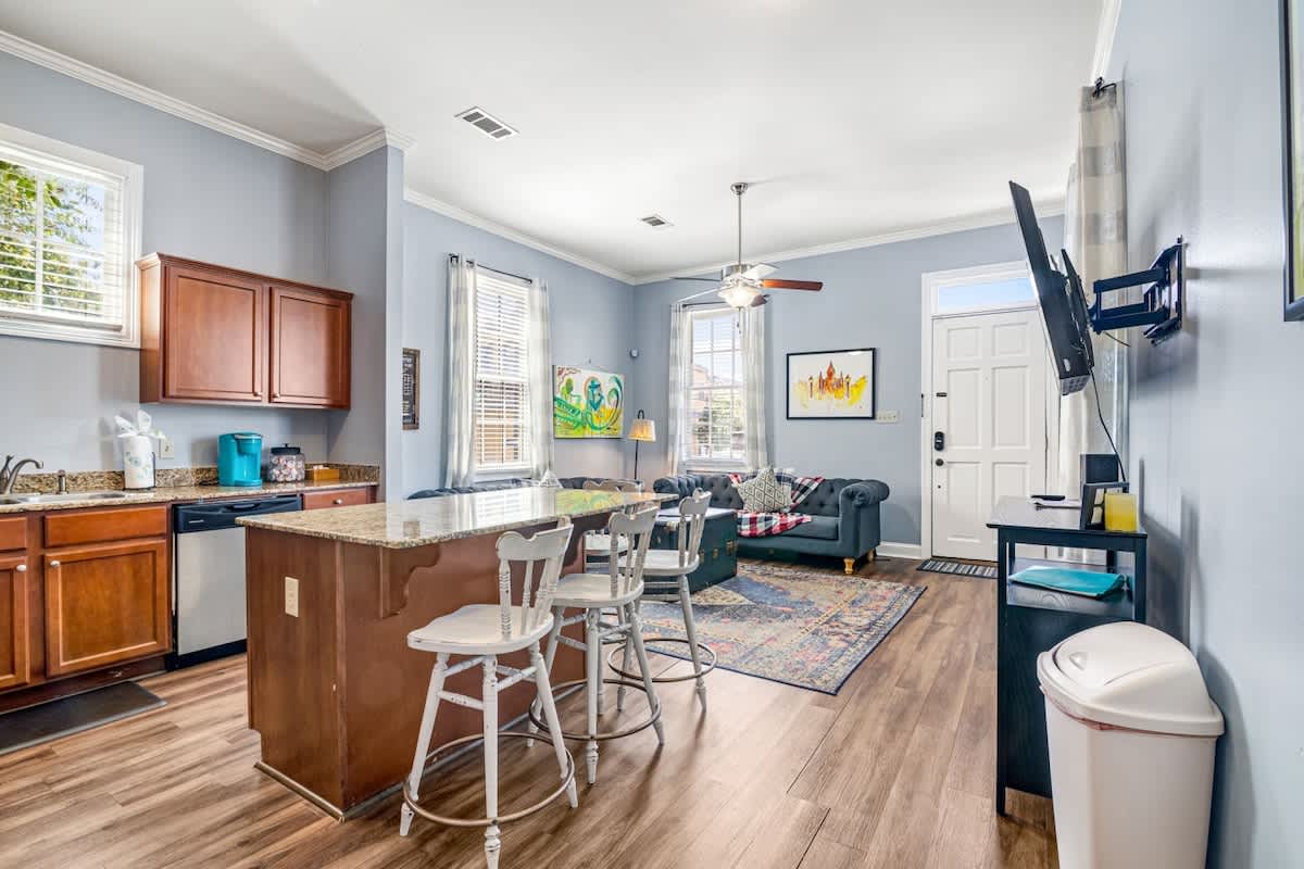 Treme Haven: Spacious Home Close to French Quarter — Living Room