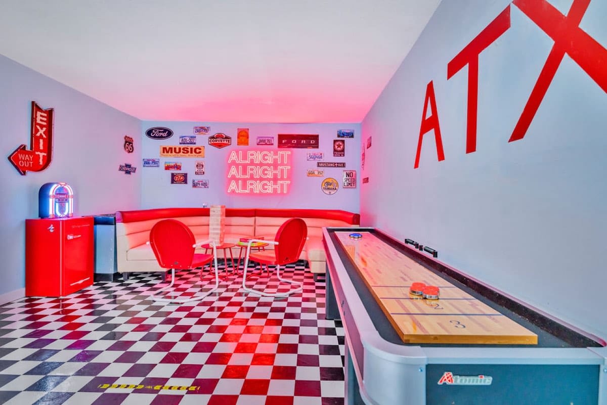 ATX Jukebox | Jacuzzi | Shuffleboard | Fire Pit — _AR59081