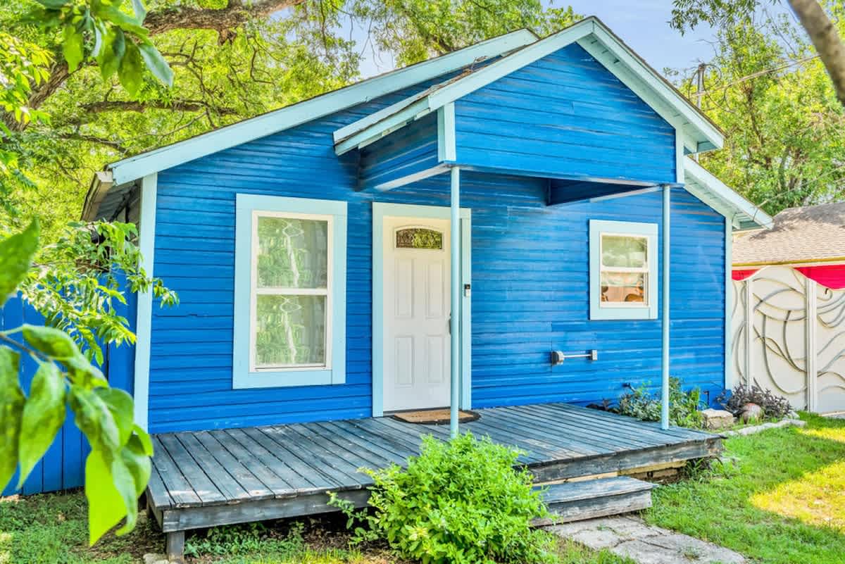 East Side Blue Bonnet w/ pool & hot tub — 1605ALAMOST-BLUEHOUSE-53014