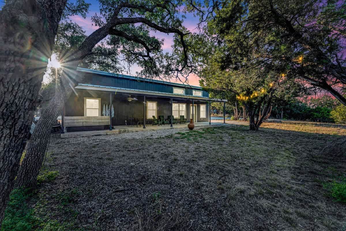 2 BR Lodge | Hot Tub | Fire Pit | Near Wineries! — Exterior