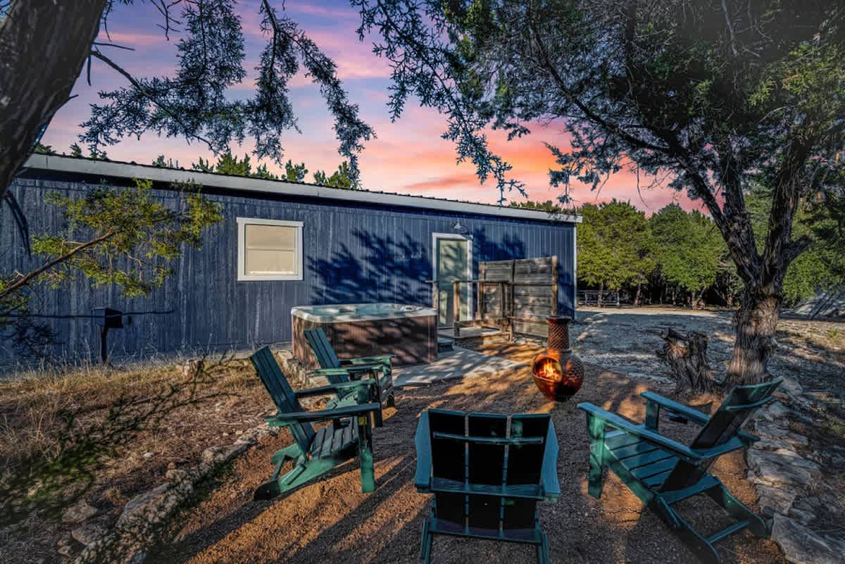 Bluebonnet Lodge| Hot Tub| Sleeps 7| Near Wine — Amazing Backyard Patio with Hot tub, Chiminea & Seating