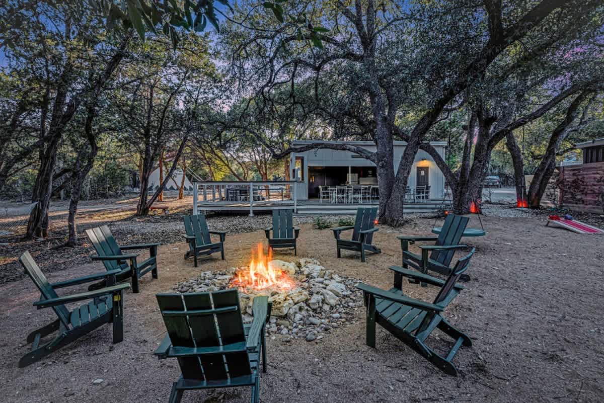 Sleeps 20+| Hot Tubs | Cowboy Pools | Projector TV — Fire Pit & Clubhouse