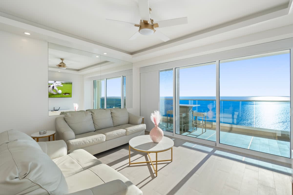 Beachfront Luxury Condo w/ Infinity Pool & Hot Tub