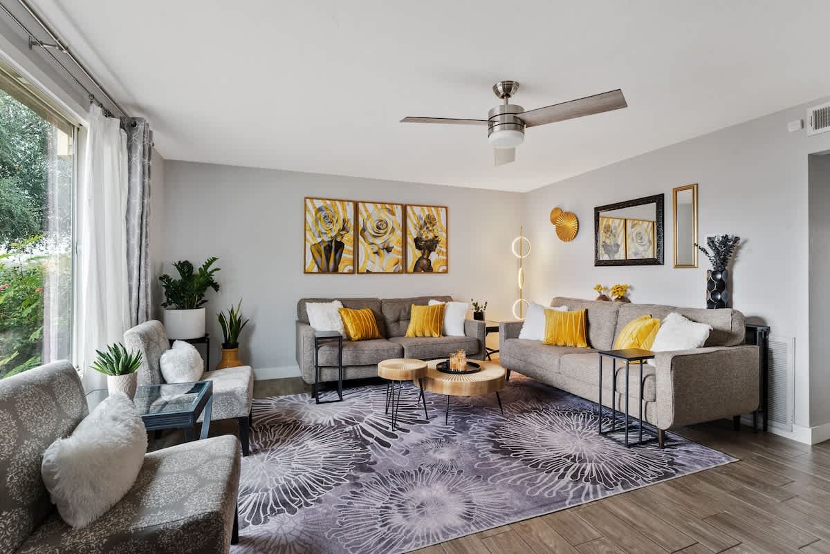 Artsy Townhouse w/ Billiards & King En Suite