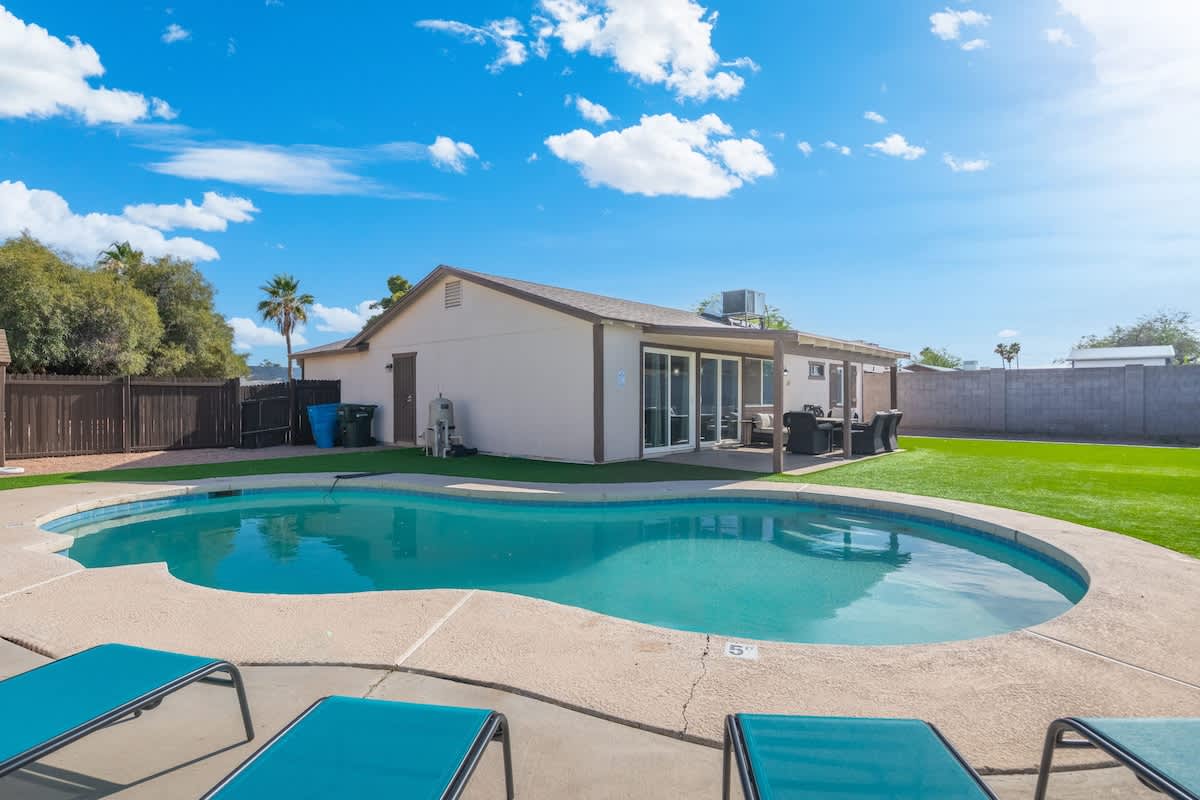 Desert Oasis · Pool, Patio & Prime Location · PV Mall