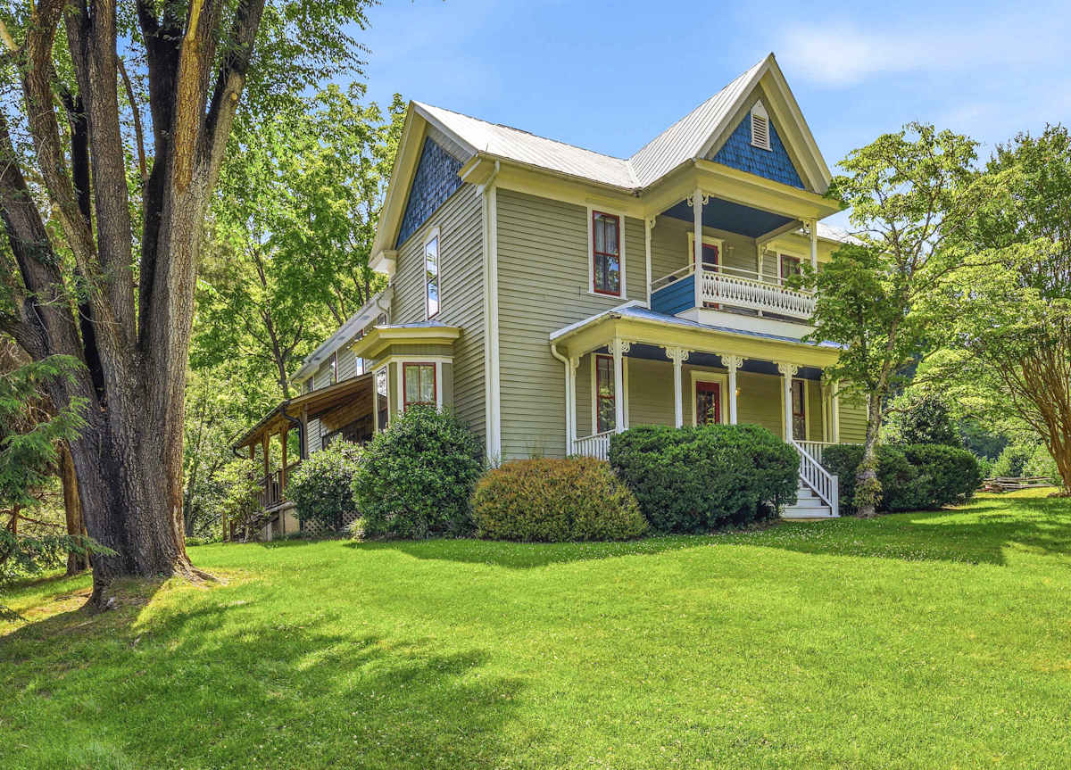 Carolina Jewel, a VueStay managed farmhouse near Asheville, North Carolina