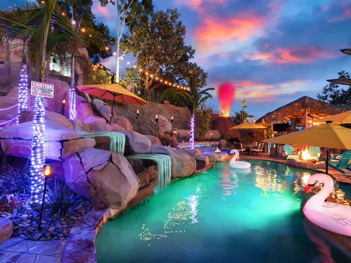 Mountaintop Estate: Pool-Hot Tub-Theatre-Tiki Bar