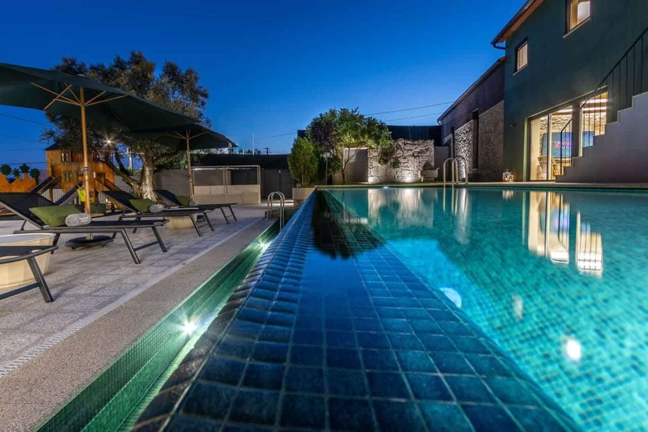 Piscina das Lima River Houses iluminada ao anoitecer