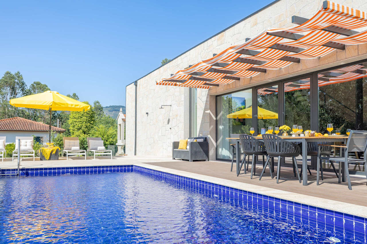 Piscina y terraza de Agra Country House en un día de sol