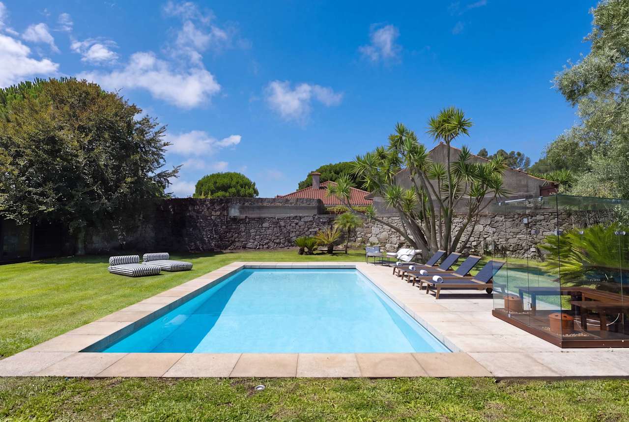 Piscina e jardim murado da Villa Aura