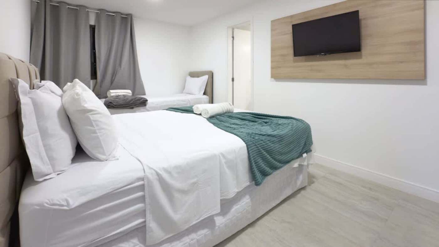 Suíte master completa com cama queen e bi cama de solteiro, TV, ar-condicionado e banheiro com bancada dupla. Mais privacidade, mais comodidade.