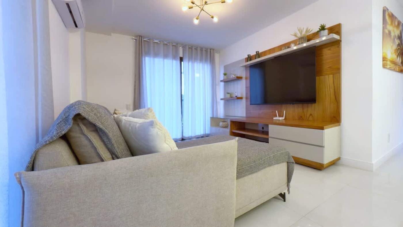 Assista suas séries preferidas com conforto. TV Smart, ar-condicionado e ambiente integrado à varanda.