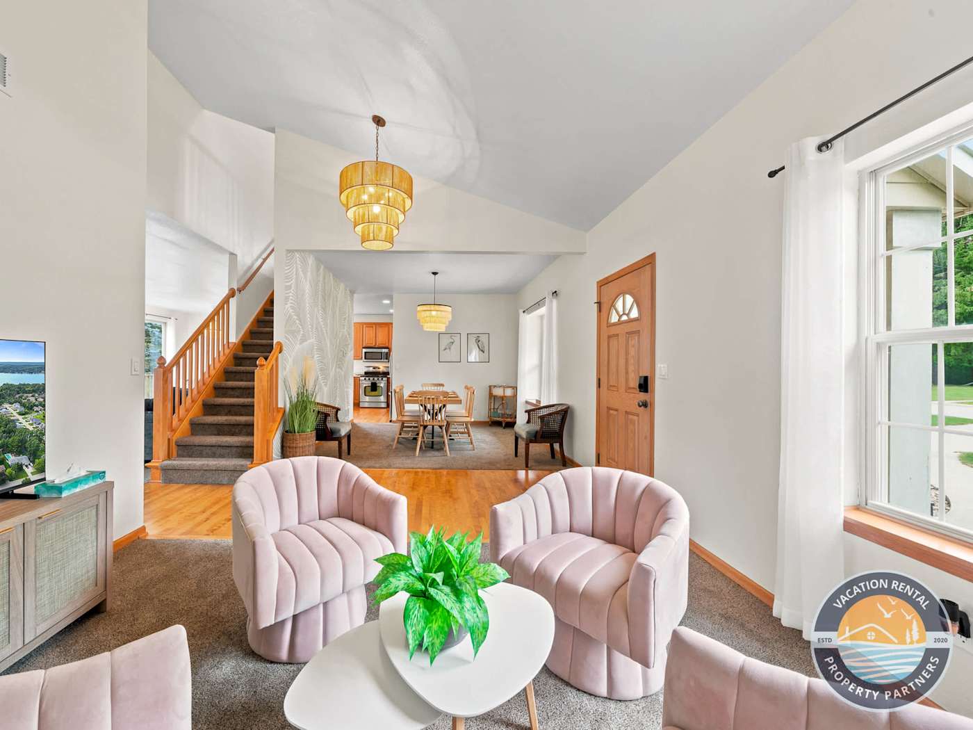 950 Lake Geneva Boulevard — Lake Geneva family home with fire pit, sleeps 12