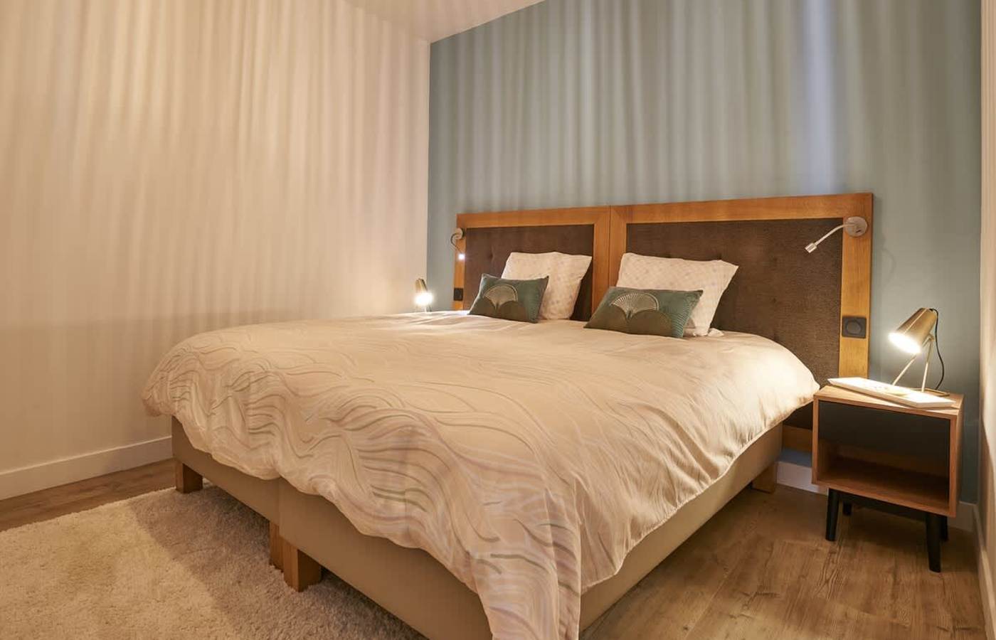 Schlafzimmer mit Kingsize-Bett – 3-Sterne-Wohnung Place Pierre Semard, Béziers