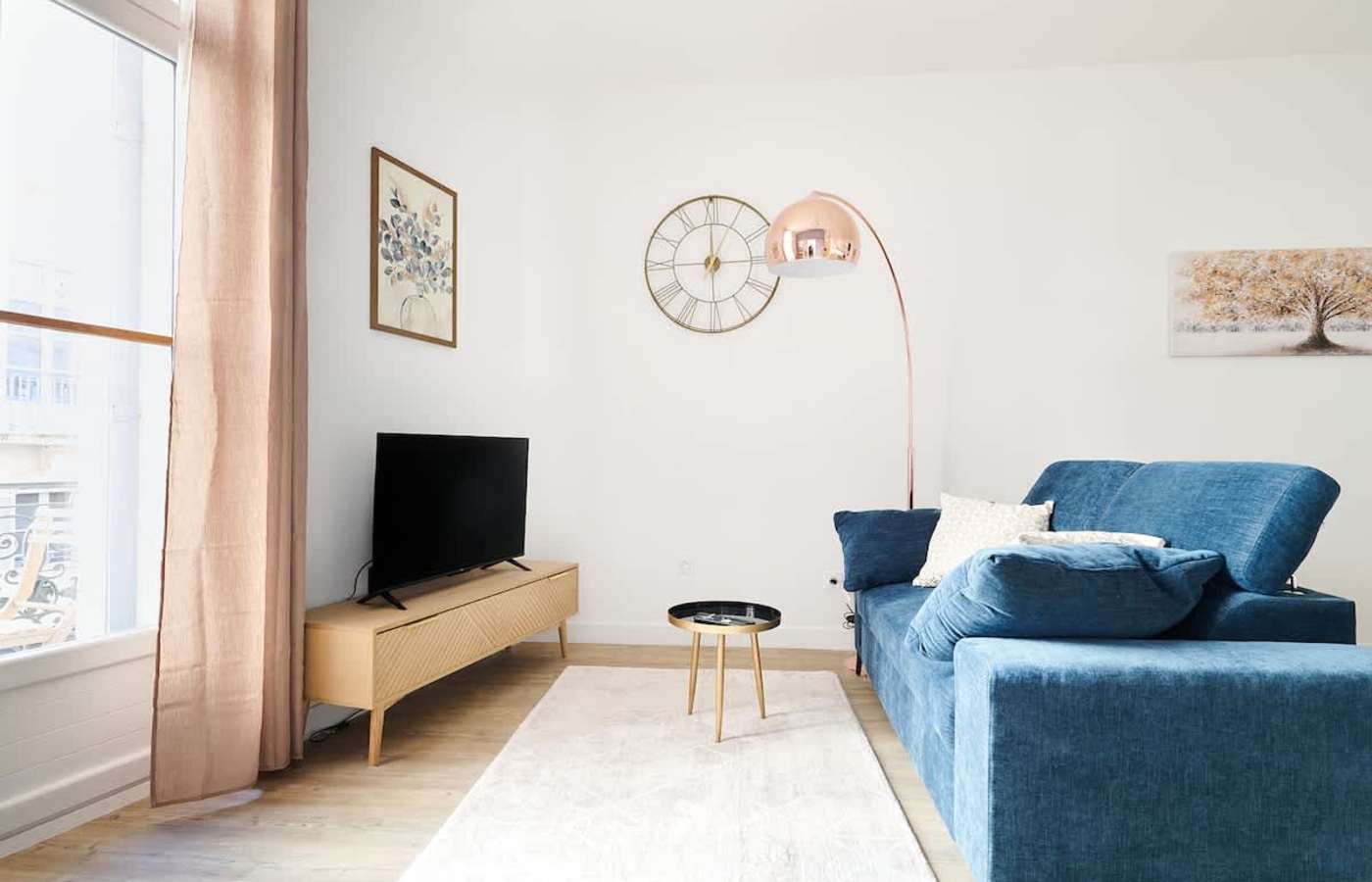 Gemütliches Wohnzimmer mit blauem Sofa – klimatisierte Ferienwohnung gegenüber der Markthalle, Béziers