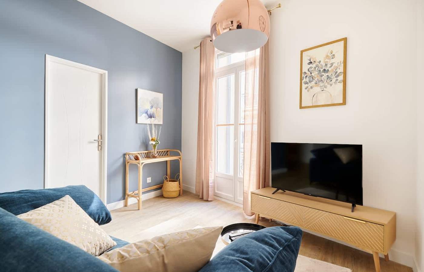 Helles Wohnzimmer – Luxury Stay mit Balkon und Blick auf die Markthalle, Béziers