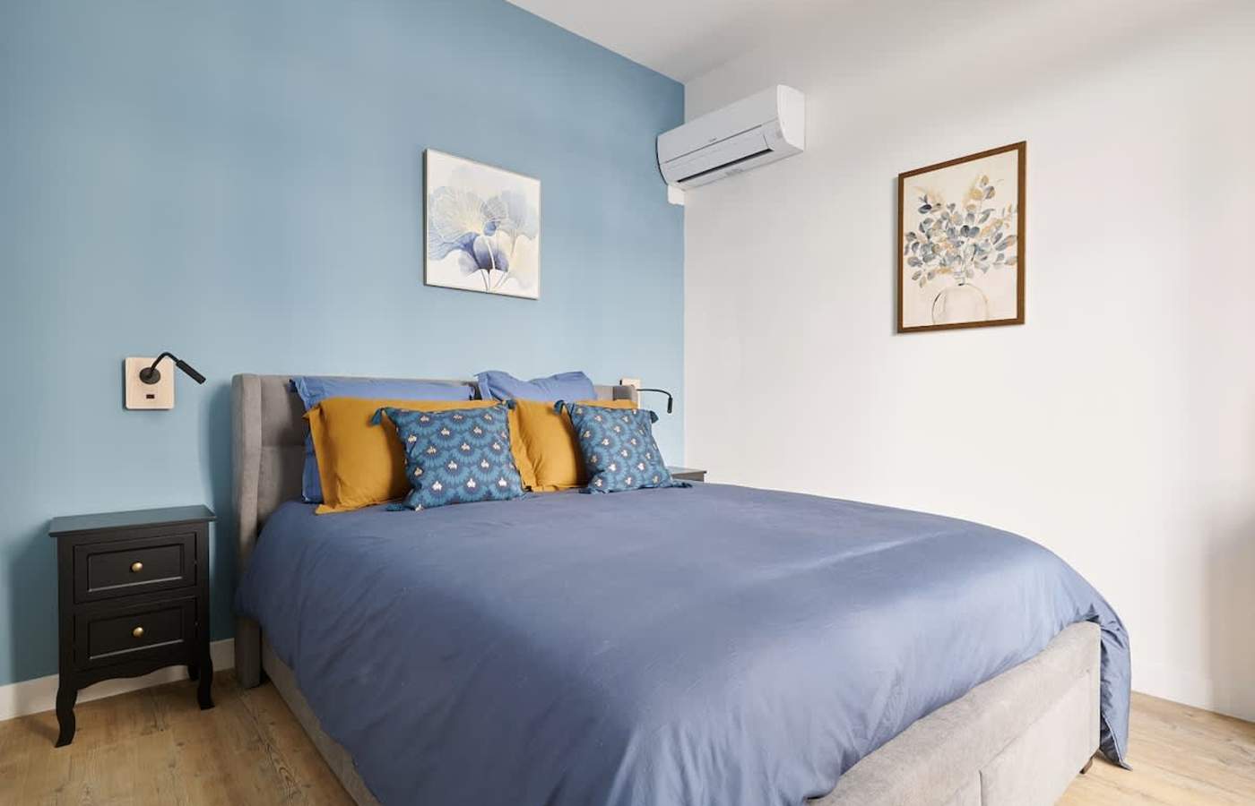 Blaues Schlafzimmer mit Doppelbett – klimatisierte Ferienwohnung gegenüber der Markthalle, Béziers