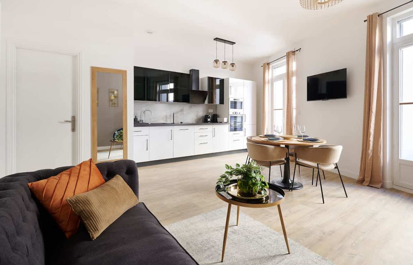 Offenes Wohn-Esszimmer mit Küche – Prestige-Ferienwohnung Rue Flourens, Béziers