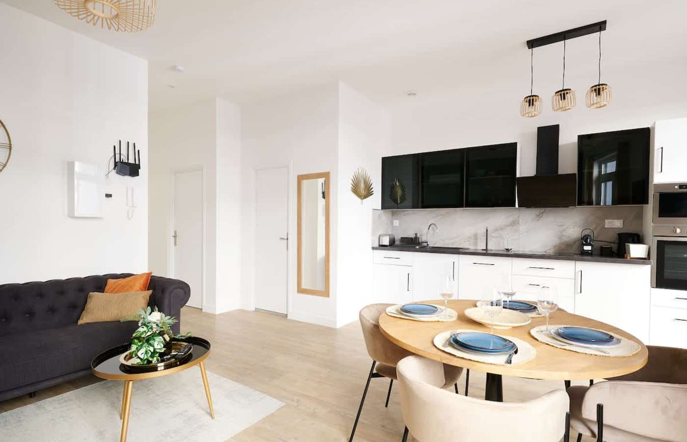 Helles Wohnzimmer mit Einbauküche – Ferienwohnung mit Blick auf die Markthalle, Béziers