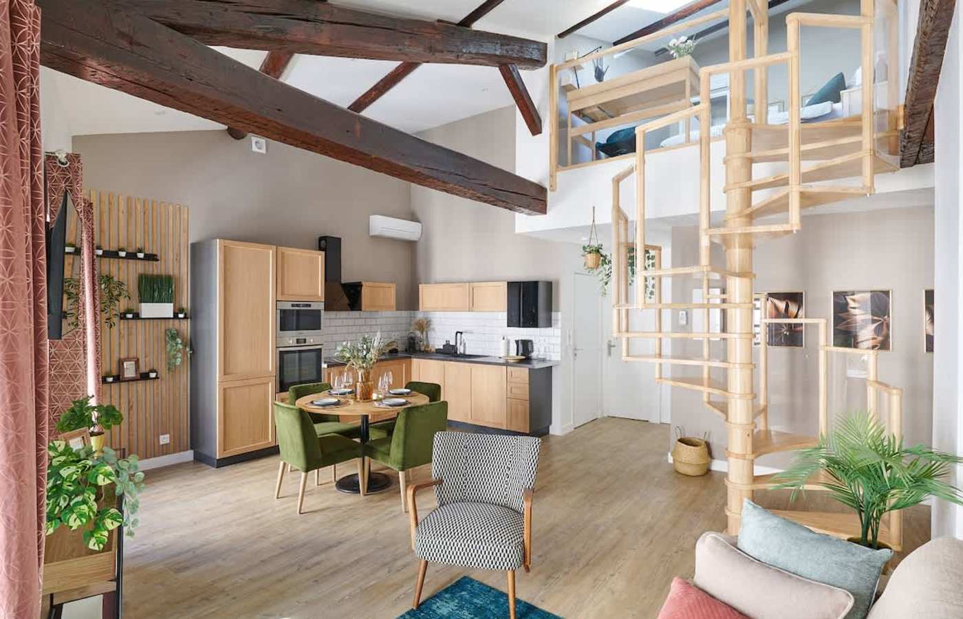 Design-Loft mit Holzbalken und Wendeltreppe – Ferienwohnung Rue Flourens, Béziers