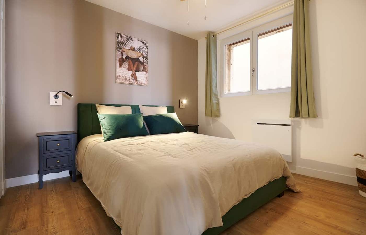 Gemütliches Schlafzimmer mit grünem Kopfteil – Ferienwohnung Altstadt Béziers
