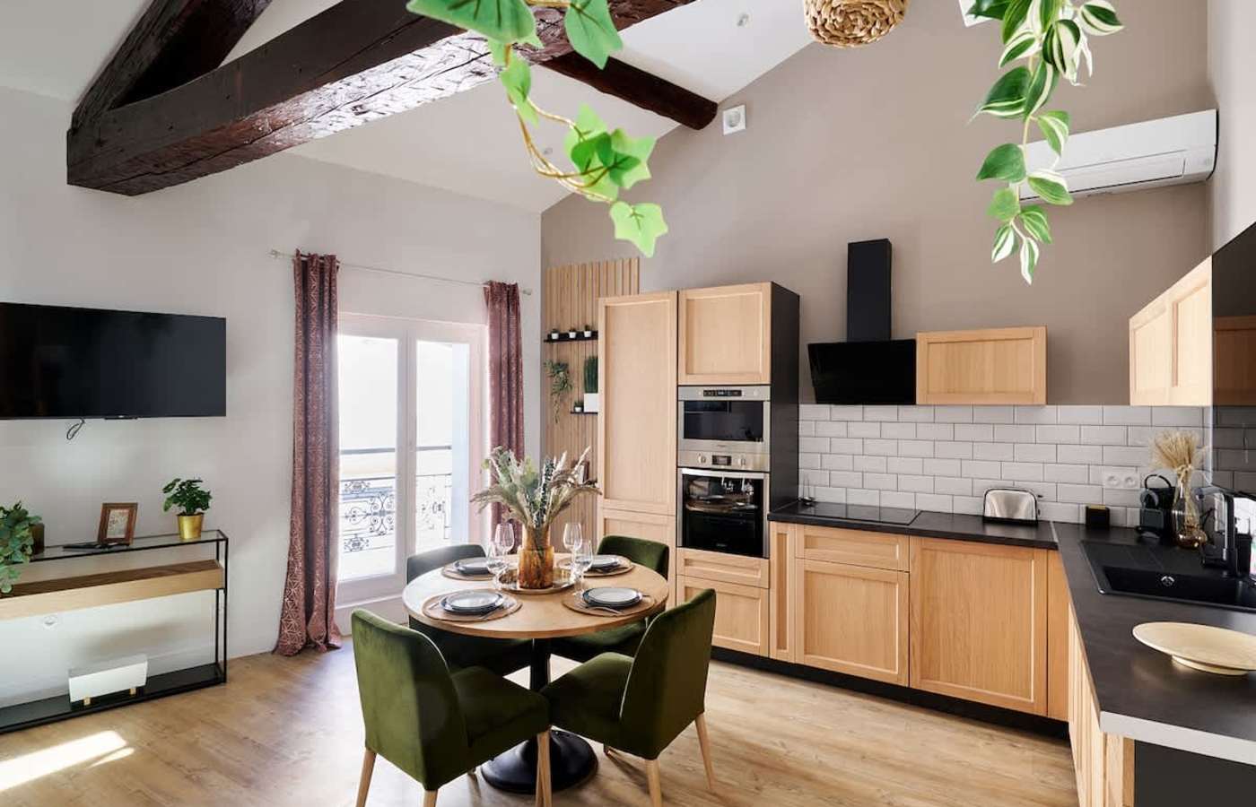 Küche unter Holzbalken – Design-Ferienwohnung mit Blick auf die Markthalle, Béziers