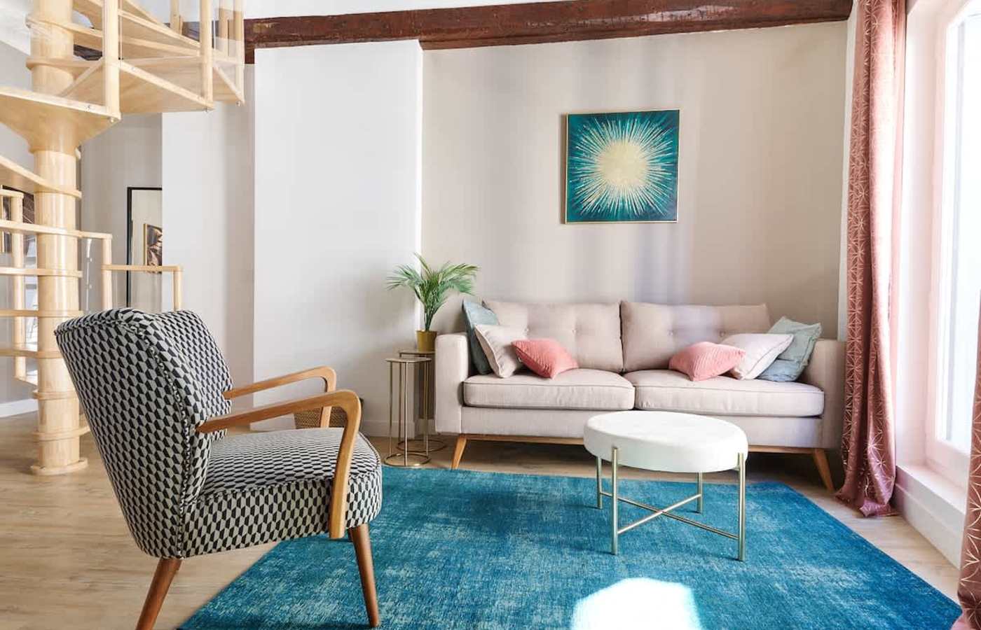 Design-Wohnzimmer mit blauem Teppich – 70 m² Wohnung in Hausverwaltung, Béziers