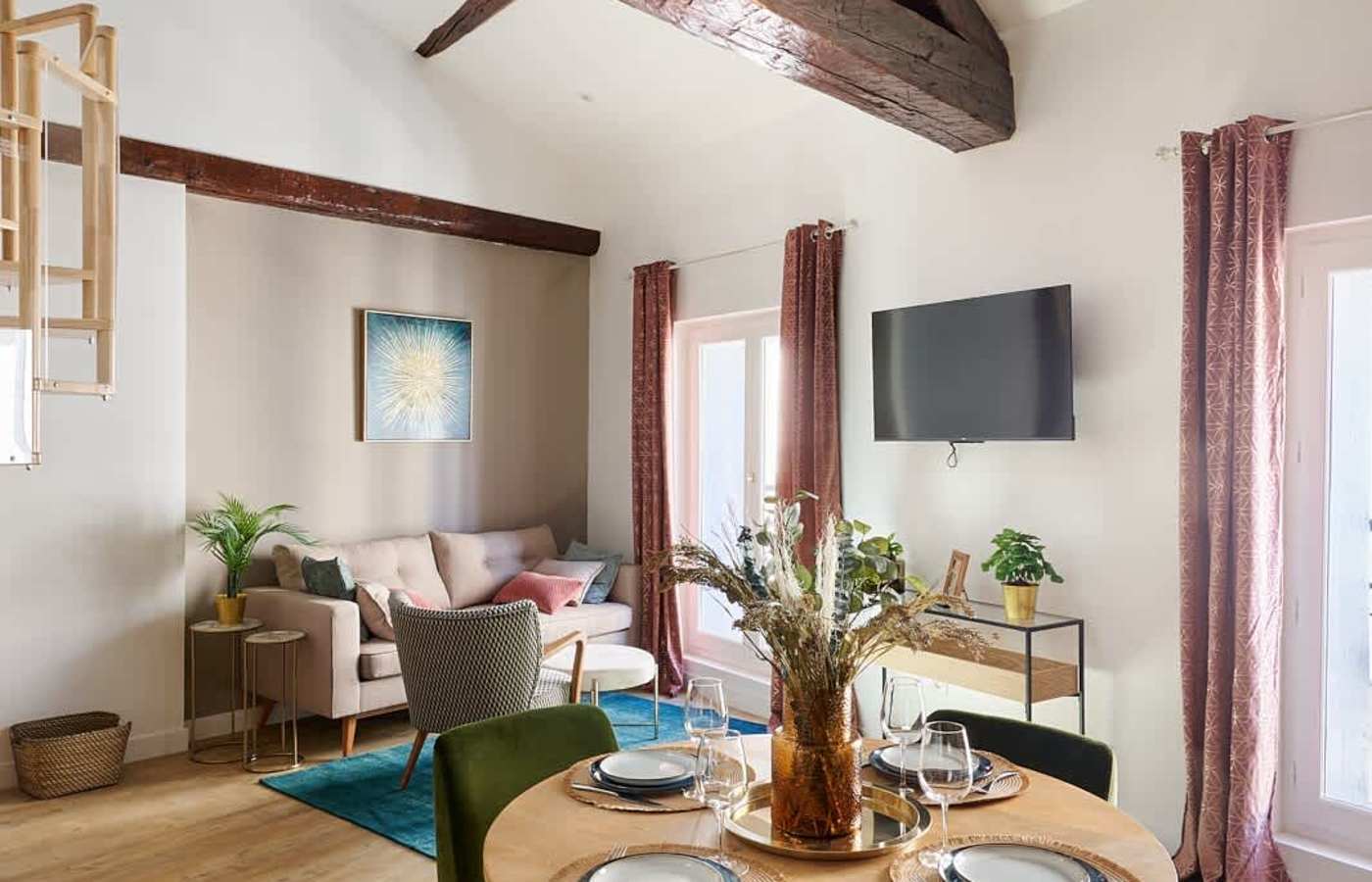 Dachgeschoss-Wohnzimmer mit Balken – 70 m² Design-Wohnung, Béziers