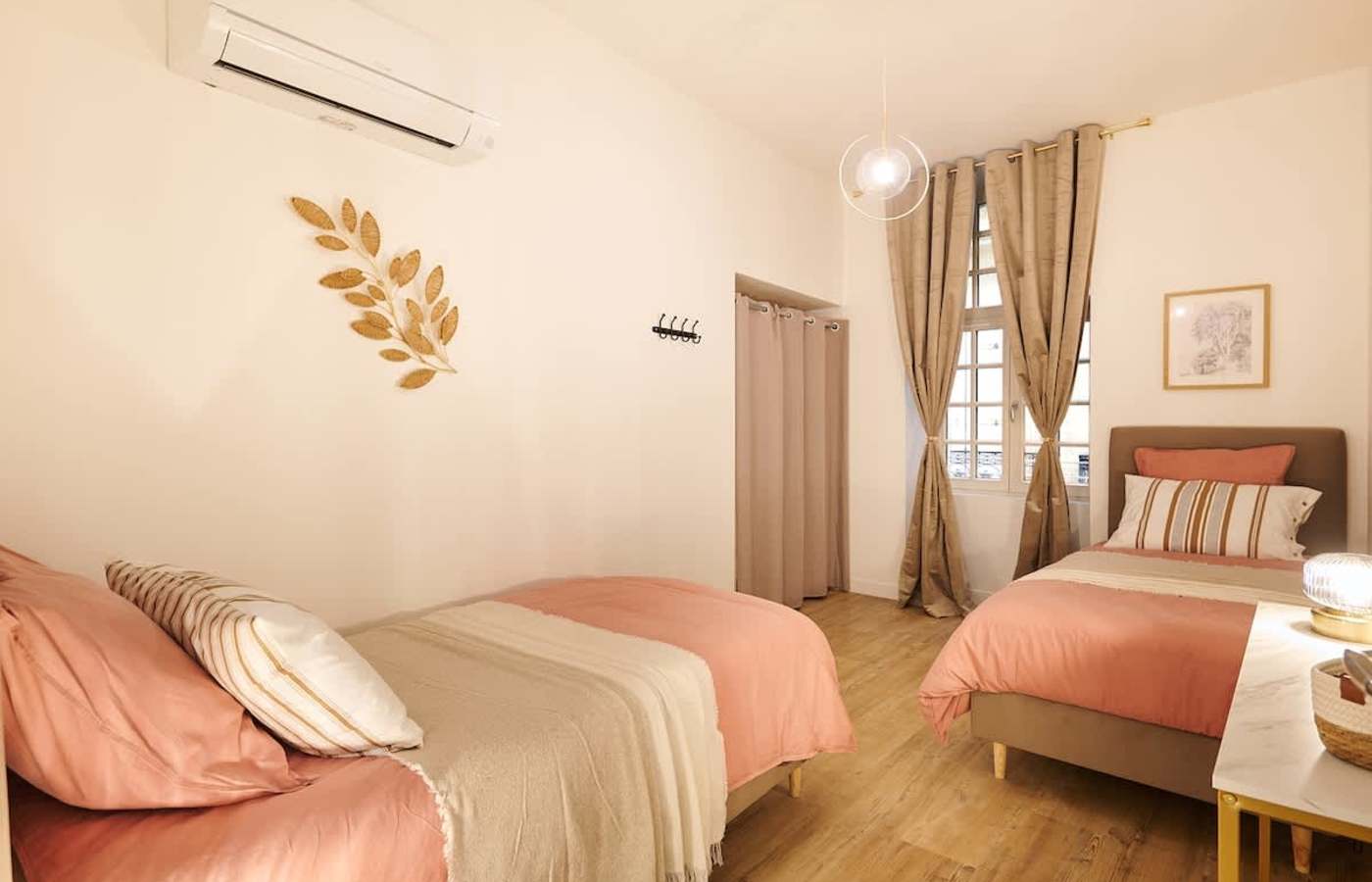 Schlafzimmer in Rosétönen – klimatisierte Prestige-Wohnung, Béziers