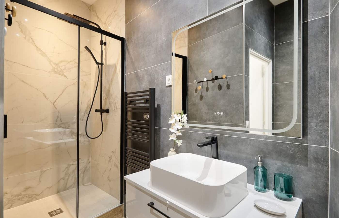 Design-Bad mit ebenerdiger Dusche – Prestige-Ferienwohnung, Béziers
