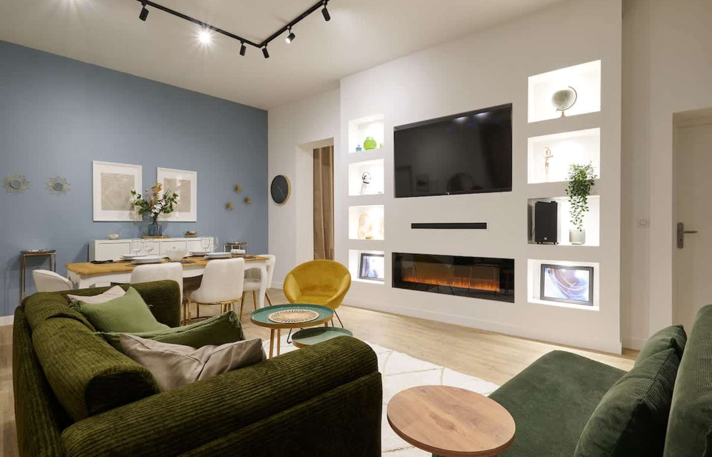 Wohnzimmer mit Kamin – von Béziers'Loc verwaltete Prestige-Wohnung, Rue Viennet, Béziers