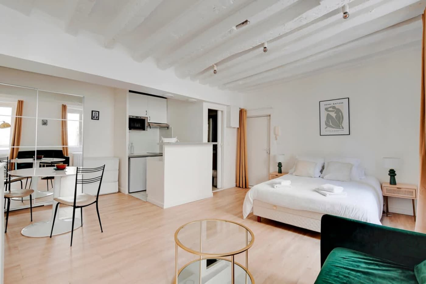 Rue Guisarde, Saint-Germain-des-Prés — interior
