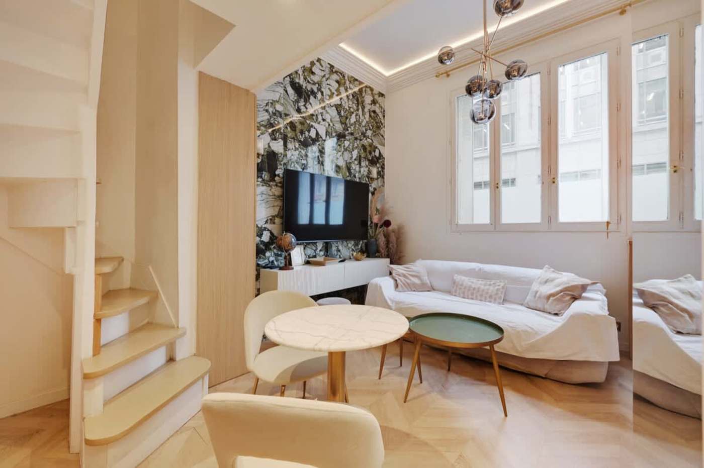 Rue d'Artois, Champs-Élysées — interior