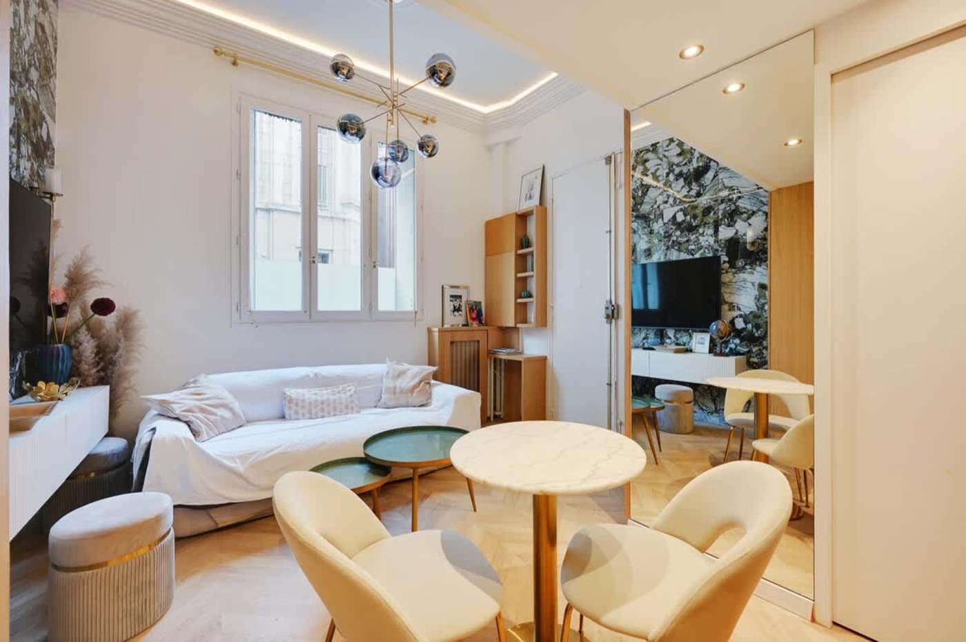 Rue d'Artois, Champs-Élysées — living area